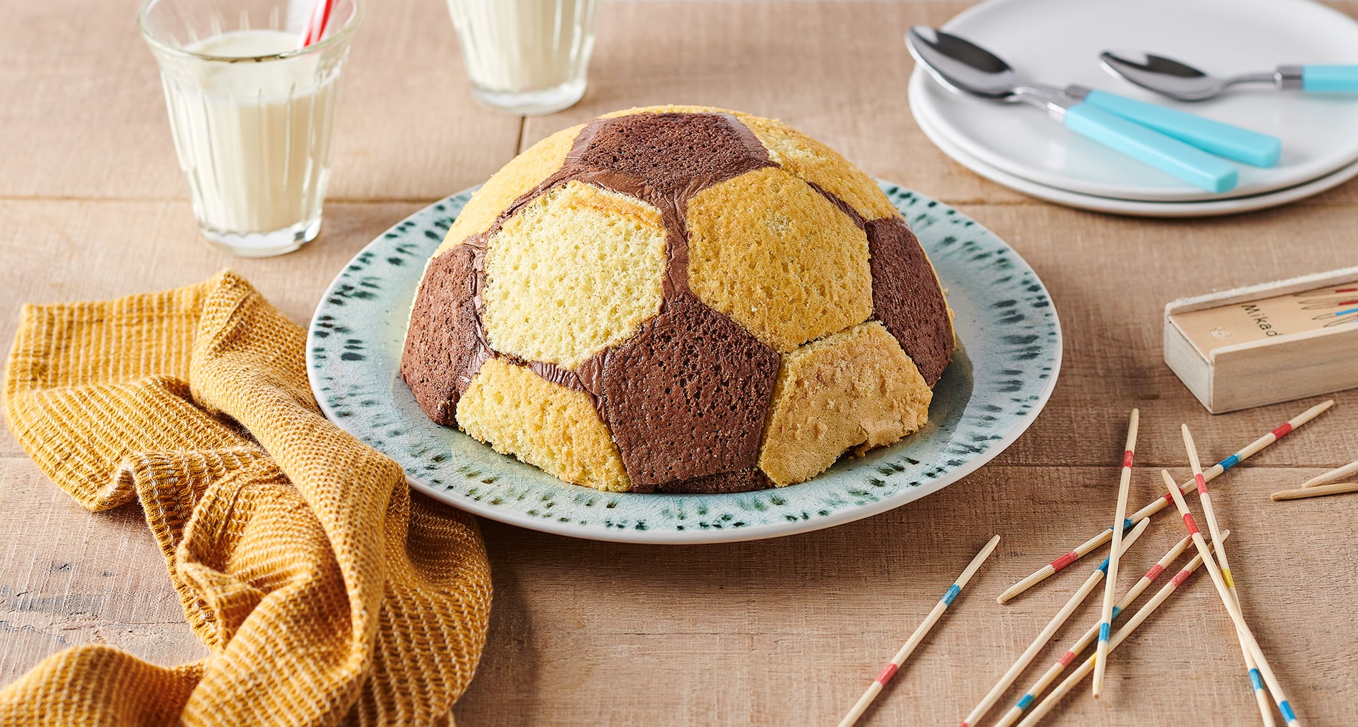 Gâteau foot chic avec ballon en pâte d'amande vegan, sans gluten