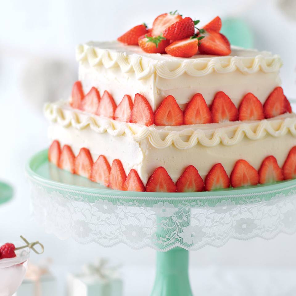Le gâteau à étages chocolat fraise